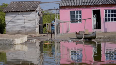 El-Pescador-Organiza-Su-Atarraya-En-Su-Casa-De-Madera-En-El-Río.