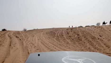 San-Dunes-Safari-Und-Entladen-Mit-Dem-Auto-In-Wüsten-Am-Tag-Aus-Verschiedenen-Blickwinkeln-Video-Ist-Aufgenommen-In-Rajasthan,-Indien
