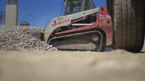 excavator-picks-up-and-moves-gravel