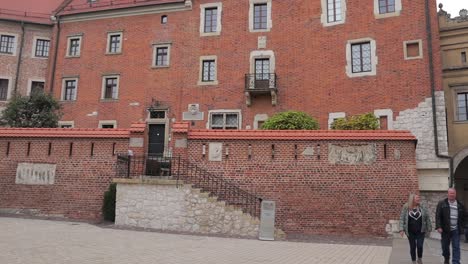 Platz-Am-Königsschloss-Wawel-In-Krakau,-Polen