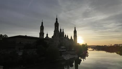 Backlight-scene-of-the-Basilica-of-Our-Lady-of-the-Pilar-at-sunset,-Saragossa-,-Spain