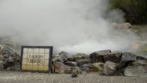 Dampf-Steigt-Aus-Einer-Natürlichen-Heißen-Vulkanischen-Fumarole-In-Den-Frunas,-Azoren