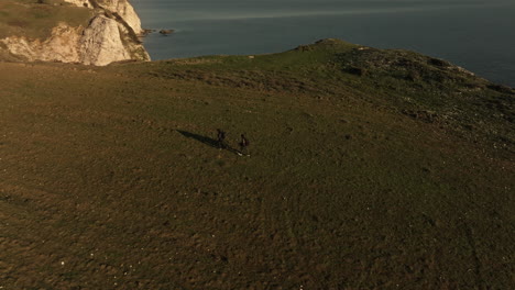 Zwei-Personen-Wandern-Auf-Einem-Berg-In-Der-Nähe-Des-Schwarzen-Meeres