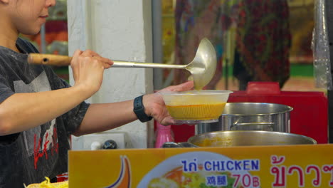 Mujer-Tailandesa-Preparando-Fideos-Khao-Soi-En-El-Mercado-Callejero