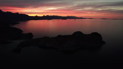 Scenery-Of-Ocean-And-Mountains-At-Dusk-In-Agua-Verde,-Baja-California,-Mexico---Aerial-Drone-Shot