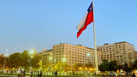 Große-Chilenische-Flagge-An-Der-Avenue-La-Alameda,-Farbenfrohe-Abenddämmerung-In-Santiago-De-Chile
