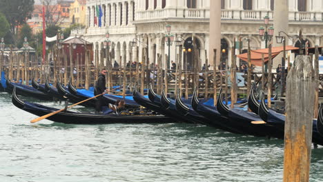 Muchas-Góndolas-Amarradas-En-El-Muelle-De-La-Ciudad-De-Venecia,-Italia