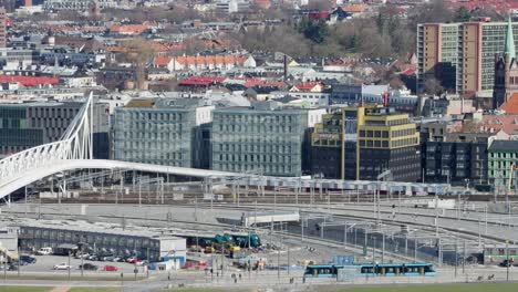 Blaue-Straßenbahnen-Halten-An-Einer-Straßenbahnhaltestelle-Vor-Einem-Bahnübergang-In-Der-Nähe-Des-Osloer-Hauptbahnhofs