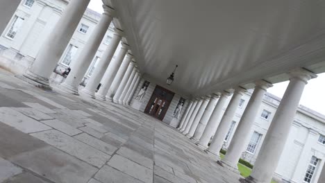 POV-Vorwärtsdrehaufnahme-In-Der-Kolonnade-Des-Queen&#39;s-House-In-Greenwich