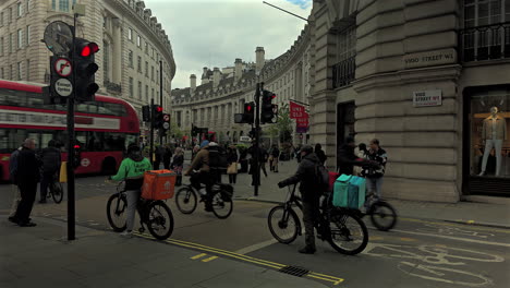 Los-Mensajeros-En-Bicicleta-Esperan-En-El-Semáforo-De-Vigo-Street-Y-Regents-Street,-Londres,-Día