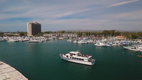 Passenger-Boat-Cruising-On-Quivira-Basin-In-Mission-Bay,-San-Diego,-California