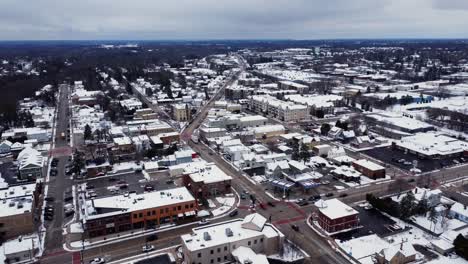 Sobrevuelo-Aéreo-De-Un-Centro-Suburbano-En-Invierno