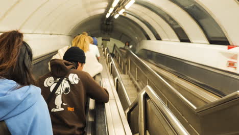 Movimiento-De-Viajeros-En-Una-Escalera-Mecánica-Ascendente-Dentro-De-Una-Estación-De-Metro-De-Londres-En-HD