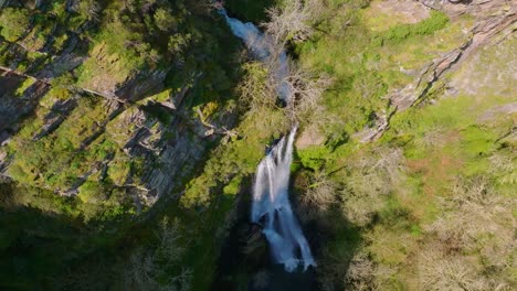 Water-Of-Porteliña-River-Flowing-To-Seimeira-de-Vilagocende-Waterfall-In-Vilagocende,-A-Fonsagrada,-Lugo,-Spain