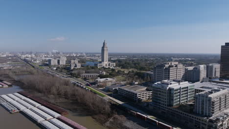 Amplias-Imágenes-Aéreas-De-La-Mañana-Volando-Hacia-El-Capitolio-Del-Estado-De-Luisiana-En-Baton-Rouge,-Luisiana