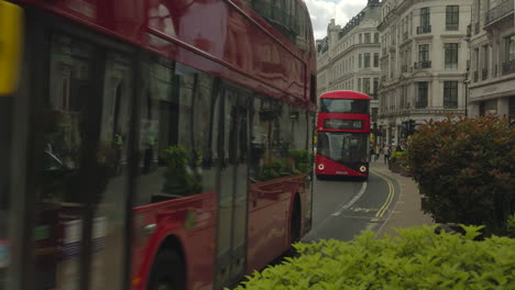 Londoner-Busse-Fahren-Die-Regents-Street-Entlang-In-Richtung-Oxford-Circus---Tag