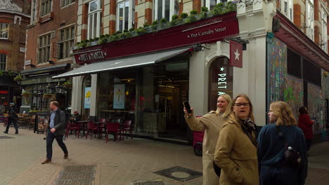 Pret-A-Manger-Laden,-Carnaby-Street,-London,-Tag,-Außenseite,-Ruhig,-Käufer