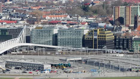 Diferentes-Tipos-De-Trenes-Que-Van-En-Varias-Direcciones-Cerca-De-La-Estación-Central-De-Oslo