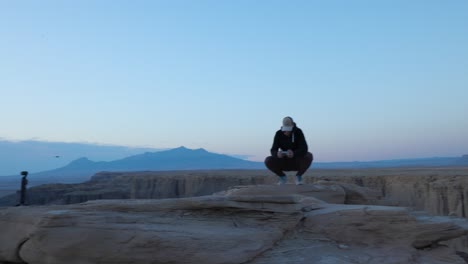 Ein-Mann,-Der-Eine-Mit-Einer-Canon-R5-Ausgestattete-Drohne-Steuert,-Fängt-Die-Surreale-Mondlandschaft-Mit-Blick-Auf-Factory-Butte-In-Utah,-USA-Ein-–-Weitwinkelaufnahme