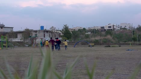 Una-Vista-De-Un-Parque-Con-Impresionantes-Toboganes-Donde-Los-Niños-Corren-Alegremente