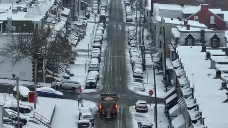 Servicio-De-Control-De-Nieve-Y-Hielo-En-La-Calle-De-La-Zona-De-Viviendas-Americana,-Esparciendo-Sal-En-La-Carretera-Helada