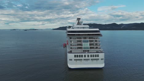 Vista-Aérea-De-La-Popa-De-Un-Gran-Crucero-Frente-A-La-Costa-Brasileña-En-La-Bahía-De-Babitonga.