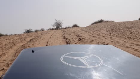 Safari-En-Las-Dunas-De-San-Y-Descarga-En-Automóvil-En-Los-Desiertos-Durante-El-Día-Desde-Diferentes-ángulos.-El-Video-Se-Toma-En-Rajasthan,-India.