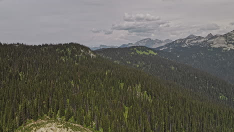 Mt.-Revelstoke,-BC,-Kanada,-Luftaufnahme-V1-Aus-Großer-Höhe,-Drohnenüberflug-Und-Umrundung-Des-Bewaldeten-Berges-Offenbart-Die-Ruhige-Schönheit-Des-Darin-Eingebetteten-Weitläufigen-Sees-–-Aufgenommen-Mit-Mavic-3-Pro-Cine-–-Juli-2023