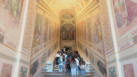 Katholische-Studenten-Beten-An-Der-Scala-Sancta,-Dem-Päpstlichen-Heiligtum-Der-Heiligen-Treppe-In-Rom,-Italien