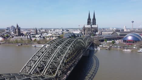 Vista-Panorámica-Desde-Drones-De-Los-Lugares-Emblemáticos-De-La-Ciudad-De-Colonia