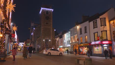 Schwenkaufnahme-Von-Einheimischen,-Die-Nachts-Im-Tower-Center-In-Keswick,-Lake-District,-Cumbria,-England-Herumlaufen