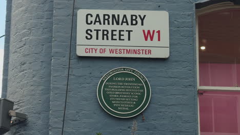 Señal-De-Tráfico-De-Carnaby-Street-Cerca-Con-Placa-Verde-Debajo