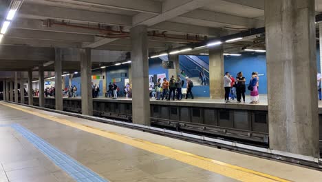 Timelapse,-Pasajeros-Esperando-Y-Abordando-La-Infraestructura-Del-Tren-Urbano