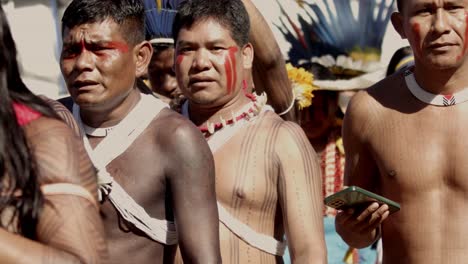 Versammlung-Eines-Amazonas-Stammes-Mit-Kopfbedeckungen-Und-Körperbemalung,-Aufgenommen-In-Zeitlupe