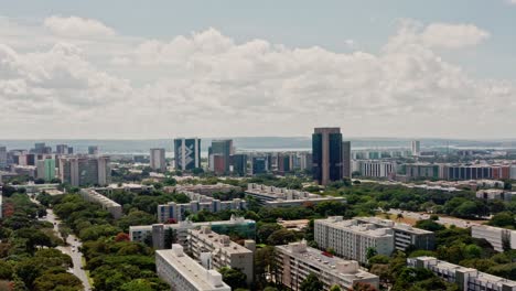 Paisaje-Urbano,-Edificios-Gubernamentales,-Instituciones,-Imponentes-Bloques-Residenciales