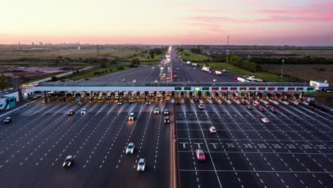 Cars-pass-through-Hudson-toll-booth-by-Buenos-Aires,-static-timelapse-at-dusk