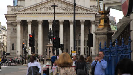 Daytime-view-of-the-Bank-of-England,-capturing-pedestrian-activity-and-changing-traffic-signals