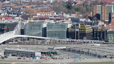 Ein-Weiter-Blick-Auf-Einen-Personenzug,-Der-In-Den-Osloer-Hauptbahnhof-Einfährt