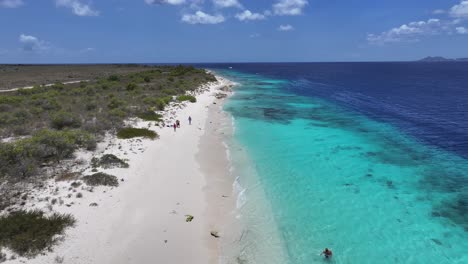 Klein-Bonaire-Beach-Am-Kralendijk-In-Bonaire,-Niederländische-Antillen