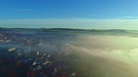 Niebla-Sobre-Una-Comunidad-Suburbana-Rural-En-Alemania---Paso-Elevado-Aéreo