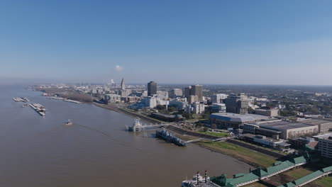 Amplias-Imágenes-Aéreas-De-Los-Barcos-Del-Casino-Atracados-En-La-Orilla-Del-Río-Mississippi-En-Baton-Rouge,-Luisiana.