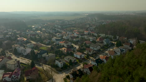 Vorstadtviertel,-Verschiedene-Häuser,-Grünflächen,-Baumreihe,-Straßen,-Unterschiedliche-Höhenlagen,-Malerische-Aussicht-Vom-Dach,-Ausgedehnte-Landschaft