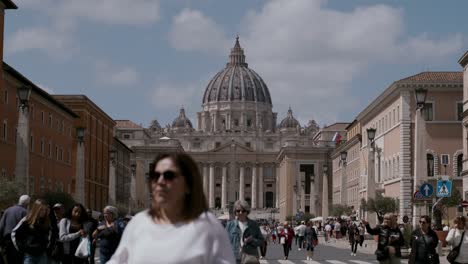 Tourists-and-pilgrims-walk-along-the-Via-della-Conciliazione,-which-connects-Rome-to-the-Vatican,-during-Holy-Week