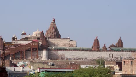 Künstlerische-Architektur-Eines-Alten-Hindutempels-Bei-Tag.-Das-Video-Wurde-Aus-Einem-Flachen-Winkel-Im-Osiyan-Sacchiyay-Mata-Tempel-In-Jodhpur,-Rajasthan,-Indien-Aufgenommen.