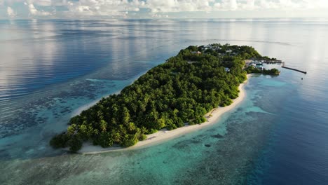 Luftbild-Drohnenvideo-Mit-Schwenk-über-Die-Kleine-Insel-Thinadhoo-Bei-Sonnenaufgang-Auf-Den-Malediven