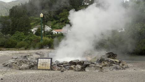 Sprudelnde-Natürliche-Heiße-Vulkanische-Quelle-Mit-Aufsteigendem-Dampf-Auf-Den-Azoren