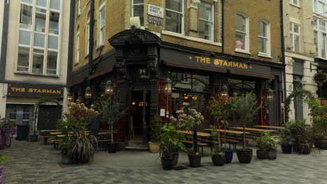 The-Starman-Pub,-Heddon-Street,-London,-Day,-Opening-up-for-the-day