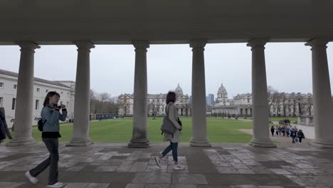 Touristen,-Die-An-Den-Kolonnadensäulen-Des-Queen&#39;s-House-In-Greenwich-Vorbeigehen