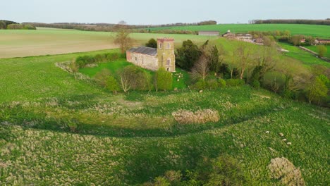 Luftaufnahmen-Einer-Drohne-Von-Einem-Kleinen-Dorf-Namens-Burwell-In-Lincolnshire-Im-Vereinigten-Königreich