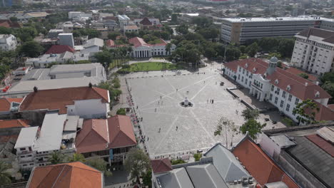 Aufstieg-über-Taman-Fatahillah-Plaza-In-Old-Batavia,-Altstadt,-Jakarta-City